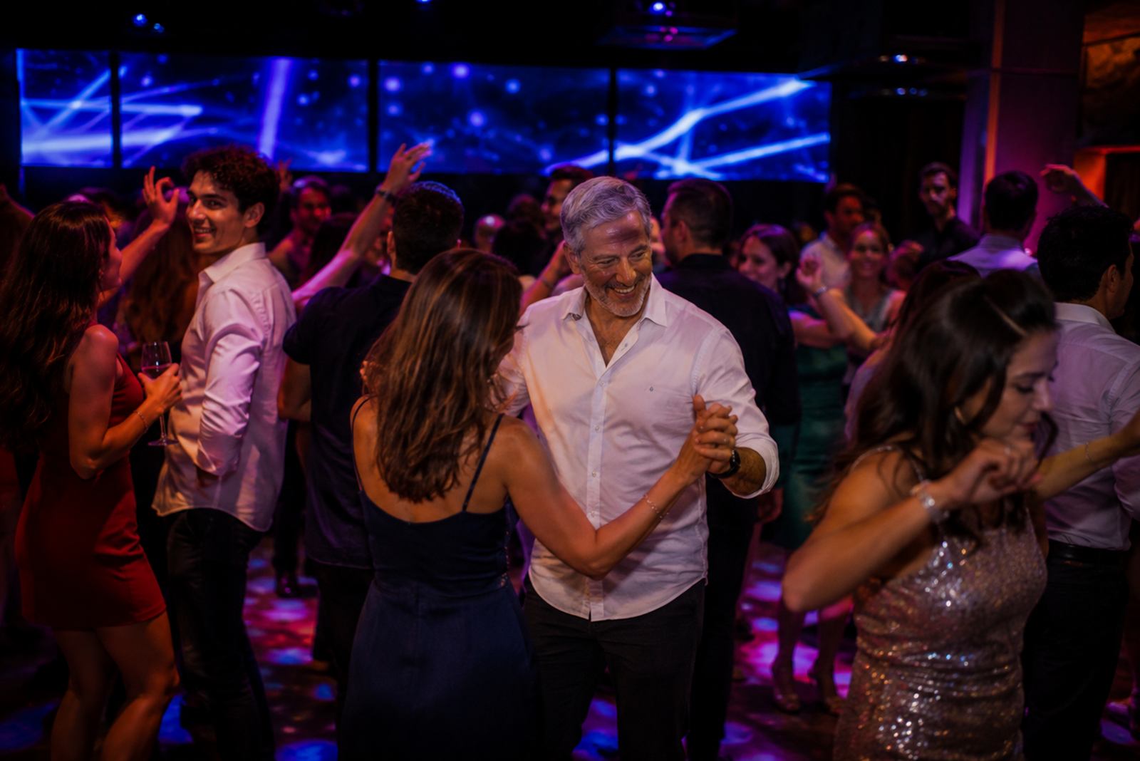 Invitados bailando de noche en el salón